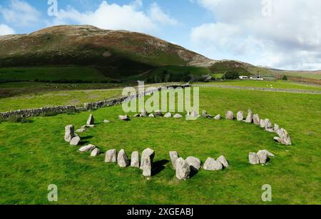 Swinside prähistorischer neolithischer Steinkreis alias Sunkenkirk. In der Nähe von Broughton in Furness, Cumbria, England. Blick nach Nordwesten über den Portaleingang. 55 Steine Stockfoto