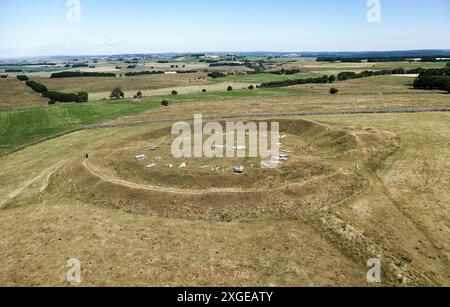 Arbow Low Neolithic henge and stone Circle und angrenzende Bowl Barrow auf Kalksteinbergen bei Bakewell, Derbyshire. Ausgetrocknete Sommertrockenheit Stockfoto