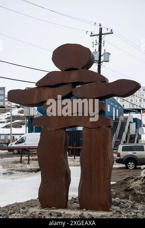 Inukshuk am RCMP-Gebäude an der Bundesstraße in Iqaluit, Nunavut, Kanada Stockfoto