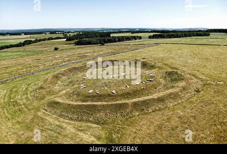 Arbow Low Neolithic henge and stone Circle und angrenzende Bowl Barrow auf Kalksteinbergen bei Bakewell, Derbyshire. Ausgetrocknete Sommertrockenheit Stockfoto