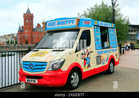 Mrs. Whippy Eiswagen in Cardiff Bay mit Pierhead-Gebäude, Cardiff, Südwales. Vom Juli 2024 Stockfoto