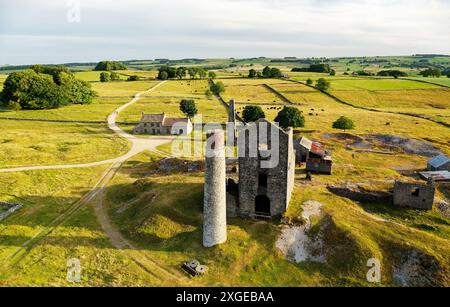 Magpie Mine stillgelegte industrielle Bleimine in der Nähe von Ashford, Derbyshire, Großbritannien. Geschlossen 1958 nach 200 Jahren Nutzung. Video fliegt nach Süden Stockfoto