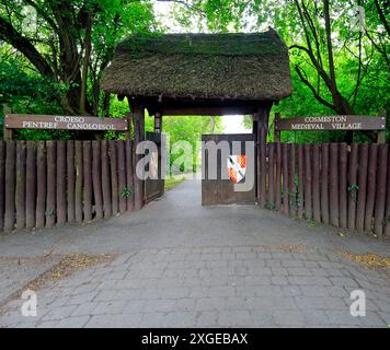 Reetgedecktes Eingangstor zum mittelalterlichen Dorf Cosmeston Country Park, South Wales. Vom Juli 2024 Stockfoto