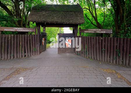 Reetgedecktes Eingangstor zum mittelalterlichen Dorf Cosmeston Country Park, South Wales. Vom Juli 2024 Stockfoto