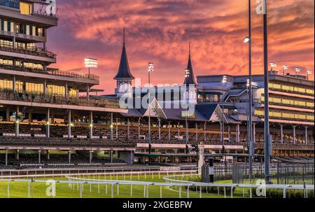 Ein Blick auf die Rennstrecke Churchill Downs bei Sonnenuntergang mit einem farbenfrohen Himmel und legendären Zwillingstürmen in Louisville, Kentucky Stockfoto