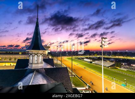 Ein atemberaubender Blick auf die Rennstrecke Churchill Downs bei Sonnenuntergang mit einem farbenfrohen Himmel und legendären Zwillingstürmen in Louisville, Kentucky Stockfoto