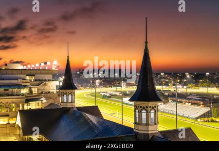 Ein atemberaubender Blick auf die Rennstrecke Churchill Downs mit legendären Zwillingstürmen in Louisville, Kentucky Stockfoto