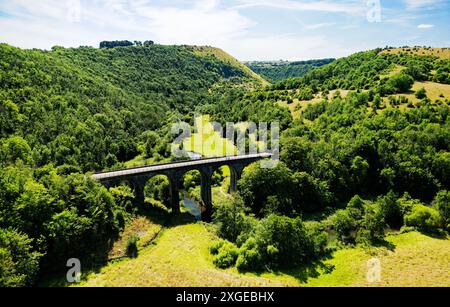 Grabstein Viadukt alias Monsal Viadukt stillgelegte Eisenbahnbrücke, jetzt Wanderweg durch Monsal Dale. Peak Distrtict National Park, England Stockfoto