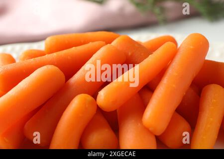 Ein Haufen BabyKarotten auf dem Tisch, Nahaufnahme Stockfoto