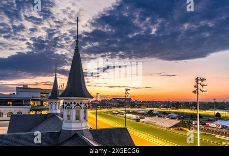 Ein atemberaubender Blick auf die Rennstrecke Churchill Downs bei Sonnenuntergang mit einem farbenfrohen Himmel und legendären Zwillingstürmen in Louisville, Kentucky Stockfoto