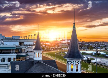 Ein atemberaubender Blick auf die Rennstrecke Churchill Downs bei Sonnenuntergang mit einem farbenfrohen Himmel und legendären Zwillingstürmen in Louisville, Kentucky Stockfoto