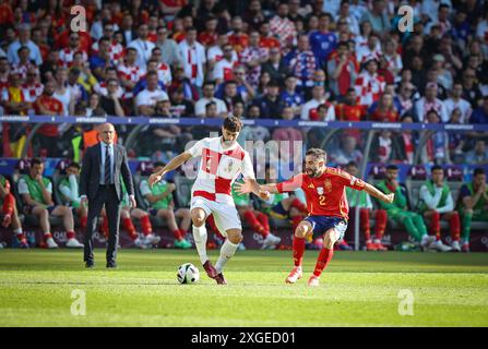 Berlin, Deutschland - 15. Juni 2024: Josko Gvardiol (#4) aus Kroatien kämpft um einen Ball mit Dani Carvajal (#2) aus Spanien während des Spiels zur UEFA EURO 2024 im Berliner Olympiastadion Stockfoto