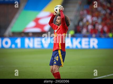 Berlin, Deutschland - 15. Juni 2024: Marc Cucurella aus Spanien wirft beim Gruppenspiel der UEFA EURO 2024 Spanien gegen Kroatien im Olympiastadion in Berlin den Ball ein Stockfoto