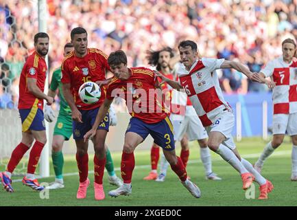 Berlin, Deutschland - 15. Juni 2024: Robin Le Normand aus Spanien (C, #3) kämpft um einen Ball mit ante Budimir (R, #16) aus Kroatien während des Spiels zur UEFA EURO 2024 im Berliner Olympiastadion Stockfoto