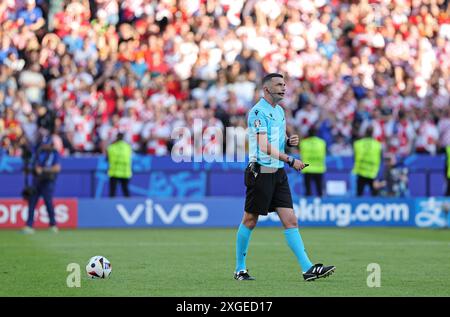 Berlin, Deutschland - 15. Juni 2024: Schiedsrichter Michael Oliver (eng) in Aktion während des Gruppenspiels der UEFA EURO 2024 Spanien gegen Kroatien im Olympiastadion in Berlin Stockfoto