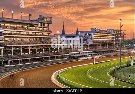 Ein atemberaubender Blick auf die Rennstrecke Churchill Downs bei Sonnenuntergang mit einem farbenfrohen Himmel und legendären Zwillingstürmen in Louisville, Kentucky Stockfoto