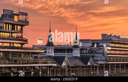 Ein atemberaubender Blick auf die Rennstrecke Churchill Downs bei Sonnenuntergang mit einem farbenfrohen Himmel und legendären Zwillingstürmen in Louisville, Kentucky Stockfoto