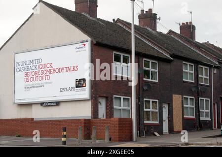 Reklametafel mit Werbung für die Capital One Master Card an der Endwand der Reihe der Terrassenhäuser, Stoke-on-Trent, Großbritannien Stockfoto