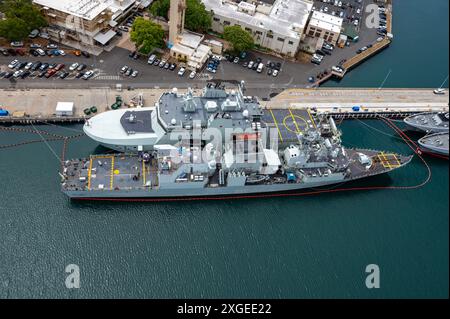 Eine Luftaufnahme der Halifax-Klasse der Royal Canadian Navy HMCS Vancouver (FFH 331), Front, und Harry DeWolf-Klasse Offshore-Patrouillenschiff HMCS Max Bernays (AOPV 432), das auf der Joint Base Pearl Harbor-Hickam, Hawaii, während der Rim of the Pacific (RIMPAC) 2024, 3. Juli, vor Anker lag. 29 Nationen, 40 Überlandschiffe, drei U-Boote, 14 nationale Landstreitkräfte, mehr als 150 Flugzeuge und 25.000 Mitarbeiter nehmen vom 27. Juni bis 1. August an der RIMPAC Teil. RIMPAC, die weltweit größte internationale Übung im Seeverkehr, bietet eine einzigartige Ausbildungsmöglichkeit und fördert gleichzeitig Stockfoto