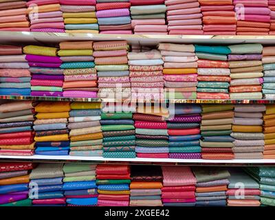 Innenraum eines indischen Seidenladens mit einer Auswahl an Kanchipuram Seidensaree und Brokat-Lehenga in Little India, Kuala Lumpur, Malaysia. Stockfoto