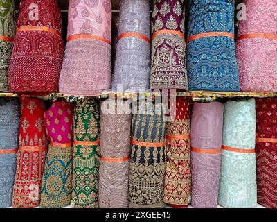 Innenraum eines indischen Seidenladens mit einer Auswahl an Kanchipuram Seidensaree und Brokat-Lehenga in Little India, Kuala Lumpur, Malaysia. Stockfoto