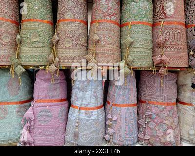 Innenraum eines indischen Seidenladens mit einer Auswahl an Kanchipuram Seidensaree und Brokat-Lehenga in Little India, Kuala Lumpur, Malaysia. Stockfoto