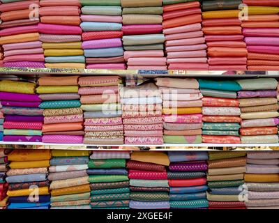 Innenraum eines indischen Seidenladens mit einer Auswahl an Kanchipuram Seidensaree und Brokat-Lehenga in Little India, Kuala Lumpur, Malaysia. Stockfoto