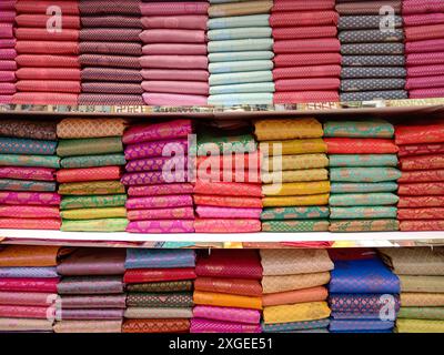 Innenraum eines indischen Seidenladens mit einer Auswahl an Kanchipuram Seidensaree und Brokat-Lehenga in Little India, Kuala Lumpur, Malaysia. Stockfoto