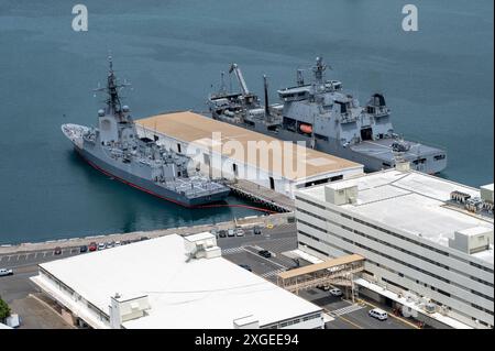 Eine Luftaufnahme des Luftwaffenzerstörers HMAS Sydney (DDG 42) der Royal Australian Navy und der Royal New Zealand Navy der Polar-Klasse der HMNZS Aotearoa (A 11), der auf der Joint Base Pearl Harbor-Hickam, Hawaii, während der Rim of the Pacific (RIMPAC) 2024, 3. Juli, vor Anker lag. 29 Nationen, 40 Überlandschiffe, drei U-Boote, 14 nationale Landstreitkräfte, mehr als 150 Flugzeuge und 25.000 Mitarbeiter nehmen vom 27. Juni bis 1. August an der RIMPAC Teil. RIMPAC, die weltweit größte internationale Seefahrtsübung, bietet einen einzigartigen Zug Stockfoto