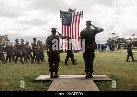 Oberst Mark Lenzi, (links) ausgehender Befehlshaber und Oberst Timothy Love, (rechts) eingehender Befehlshaber mit 3. Littoral Combat Team, 3. Marine Littoral Regiment, 3. Marine Division, feiern Sie während des Passes einen Teil der Zeremonie zum Kommandowechsel des Bataillons auf der Marine Corps Base Hawaii, 28. Juni 2024. Die Zeremonie bedeutet die Übertragung des Kommandos zwischen den ausgehenden und den eingehenden Kommandanten. (Foto des U.S. Marine Corps von Sgt. Grace Gerlach) Stockfoto