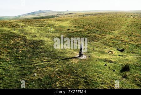 Merrivale prähistorische Ritualstätte. Dartmoor, England. N.E. über 3 m hohen Menhir stehendem Stein zum Steinkreis Doppelreihen und Great MIS Tor dahinter Stockfoto