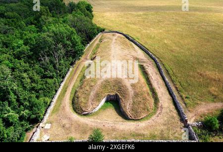 Belas Knap, 5000 Jahre Jungsteinzeitliche Schachtel bei Winchcombe, Vereinigtes Königreich. Cotswold Severn Cairn. Sie zeigen die Eingänge der Grabkammer und den Vorplatz Stockfoto