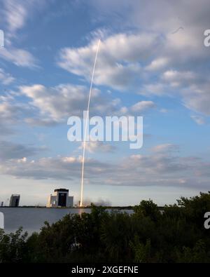 Zeitexposition einer SpaceX Falcon 9 Rakete, als sie am Montag, den 8. Juli 2024 den Kommunikationssatelliten Turksat 6 für die Türkei vom Launch Complex 40 auf der Cape Canaveral Space Force Station in Florida startet. Foto: Joe Marino/UPI Credit: UPI/Alamy Live News Stockfoto