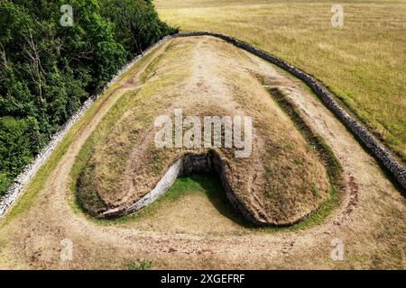 Belas Knap 5000 Year Neolithikum Chambered Long barrow in der Nähe von Winchcombe, Großbritannien. Cotswold Severn Cairn Typ. Ich schaue nach Süden über den Vorplatz Stockfoto