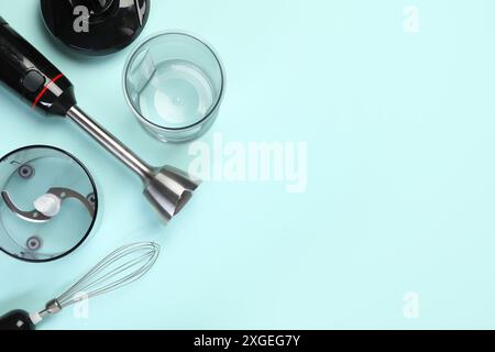 Stabmixer-Kit auf hellblauem Hintergrund, flach aufgelegt. Leerzeichen für Text Stockfoto