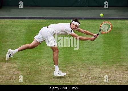 London, England, Großbritannien. Juli 2024. TAYLOR Fritz (USA) in Aktion, kehrt mit Rückhand während der Meisterschaften Wimbledon am 8. Tag der Wimbledon Championships 2024 im All England Lawn Tennis and Croquet Club zurück. Fritz gewann 4:6, 6-7 (4), 6:4, 7-6 (3), 6:3. (Kreditbild: © Mathias Schulz/ZUMA Press Wire) NUR REDAKTIONELLE VERWENDUNG! Nicht für kommerzielle ZWECKE! Quelle: ZUMA Press, Inc./Alamy Live News Stockfoto