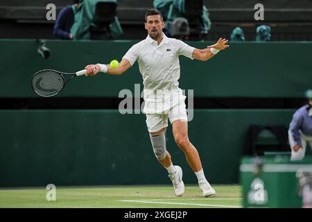 London, England, Großbritannien. Juli 2024. NOVAK DJOKOVIC (SRB) kehrt mit Vorhand am 8. Tag der Wimbledon Championships 2024 im All England Lawn Tennis and Croquet Club zurück. Djokovic gewann mit 6:3, 6:4, 6:2. (Kreditbild: © Mathias Schulz/ZUMA Press Wire) NUR REDAKTIONELLE VERWENDUNG! Nicht für kommerzielle ZWECKE! Quelle: ZUMA Press, Inc./Alamy Live News Stockfoto