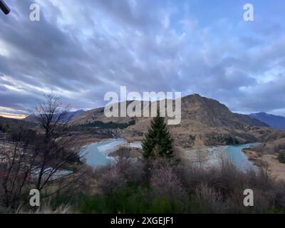 Foto des Shotover River Kimiakau mit Mount Aspiring vom Arthurs Point in Queenstown, Otago, Südinsel Neuseeland. Stockfoto