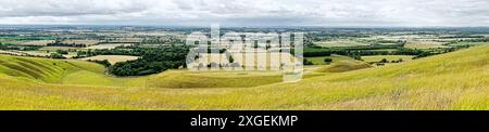 Die Manger Cove unterhalb des prähistorischen Uffington White Horse. Der natürliche Hügel rechts von der Mitte, Dragon Hill, hat eine künstliche flache Oberseite. Riesen Treppe links Stockfoto