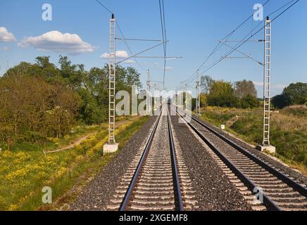 Schienen mit Zug, Bahnfahrt Stockfoto