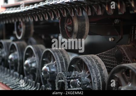 Raupenfahrwerk von industriellen Baumaschinen aus nächster Nähe. Selektiver Fokus. Stockfoto