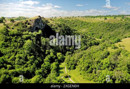 Thors Cave Natural Cavern im Verteiler Valley, Staffordshire, England. Frühe menschliche Bewohnungs- und Begräbnisdaten aus dem späten Paläolithikum vor 12.000 Jahren Stockfoto