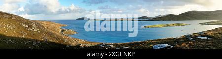 Äußere Hebriden, Schottland. Blick nach Süden über die Landzungen von West Vatersay bis Sandray vom Südufer von Barra bei Allt Chrisal auf Bentangaval Stockfoto