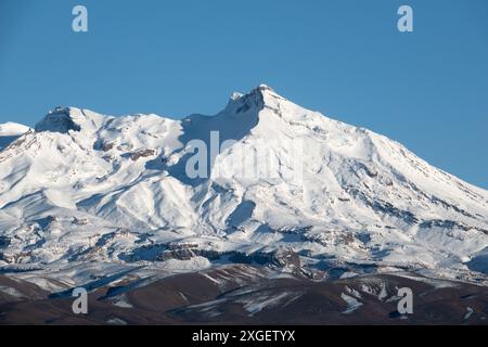 Vormittagsblick auf den schneebedeckten Mount Ruapehu, Neuseeland Stockfoto