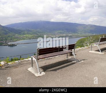 Holzbank mit Blick auf den Semnoz-Berg und den See Annecy in Haute savoie, Frankreich. Aussichtspunkt über dem See. Stockfoto