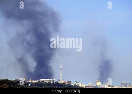 KIEW, UKRAINE - 08. JULI 2024 - der Rauch steigt über der ukrainischen Hauptstadt infolge eines massiven russischen Raketenangriffs, Kiew, Hauptstadt der Ukraine Stockfoto
