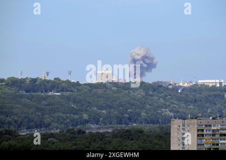 KIEW, UKRAINE - 08. JULI 2024 - der Rauch steigt über der ukrainischen Hauptstadt infolge eines massiven russischen Raketenangriffs, Kiew, Hauptstadt der Ukraine Stockfoto