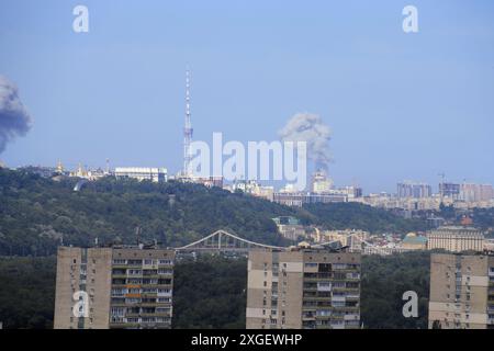 KIEW, UKRAINE - 08. JULI 2024 - der Rauch steigt über der ukrainischen Hauptstadt infolge eines massiven russischen Raketenangriffs, Kiew, Hauptstadt der Ukraine Stockfoto