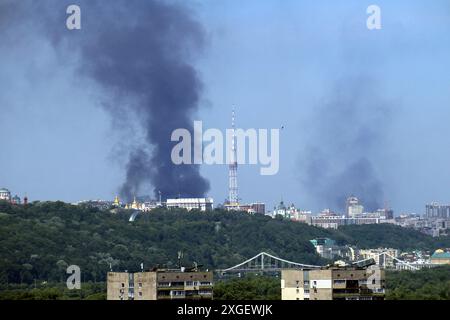 KIEW, UKRAINE - 08. JULI 2024 - der Rauch steigt über der ukrainischen Hauptstadt infolge eines massiven russischen Raketenangriffs, Kiew, Hauptstadt der Ukraine Stockfoto