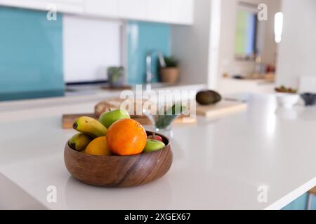 Schüssel mit frischem Obst auf der Küchenzeile in moderner, sauberer Küche, Kopierraum Stockfoto